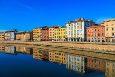 Pisa, İtalya 'da güneşli bir günde toprak seti ve Arno nehri manzarası