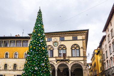 Lucca, İtalya 'daki San Michele Meydanı' nda Noel ağacı