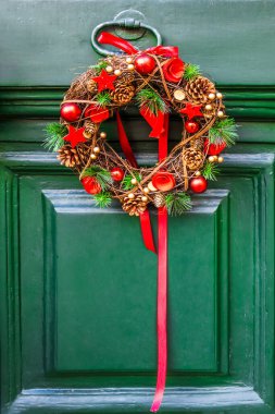 İtalya 'da Noel çelengi olan ahşap bir kapı
