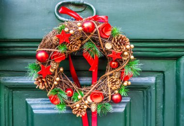 İtalya 'da Noel çelengi olan ahşap bir kapı