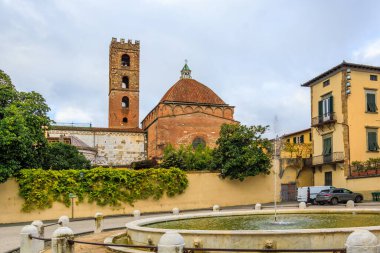 Lucca, İtalya 'daki Piazza San Giovanni' de Aziz John Kilisesi ve Reparata