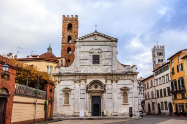 Lucca, İtalya 'daki Piazza San Giovanni' de Aziz John Kilisesi ve Reparata