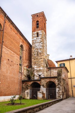Lucca, İtalya 'daki Sant Agostino Kilisesi' nin çan kulesi.