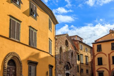 İtalya 'nın Lucca şehrinde küçük bir kilise.
