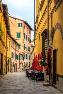 Lucca, İtalya 'da Dar Sokak Kafe