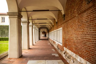 Lucca, İtalya 'daki IMT İleri Öğrenim Okulu Avlusu Lucca (San Francesco Kilisesi)
