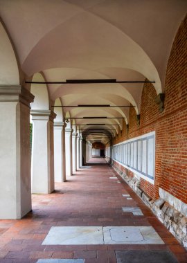 Lucca, İtalya 'daki IMT İleri Öğrenim Okulu Avlusu Lucca (San Francesco Kilisesi)