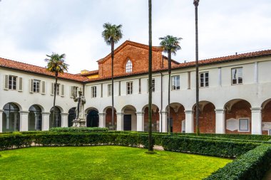 Lucca, İtalya 'da San Francesco Kilisesi' nin avlusu.