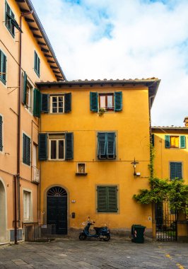 İtalya 'nın Lucca şehrinde küçük şirin sarı bir ev.