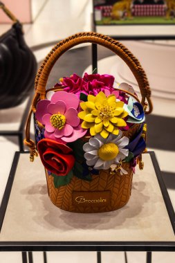 Çiçek Sepeti - İtalyan markası Braccialini 'nin Floransa, İtalya' daki vitrinindeki modeli