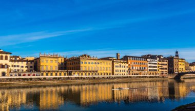 İtalya, Floransa 'da tarihi evleri olan Arno Nehri' nin seti.