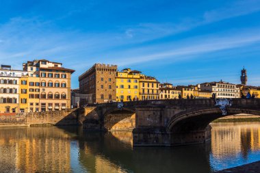 İtalya Floransa 'da güneşli bir günde Kutsal Üçlemeci Köprüsü