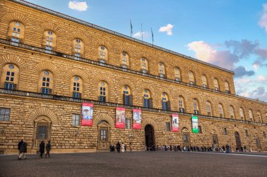 İtalya, Floransa 'daki Pitti Sarayı' na giden turist kuyruğu