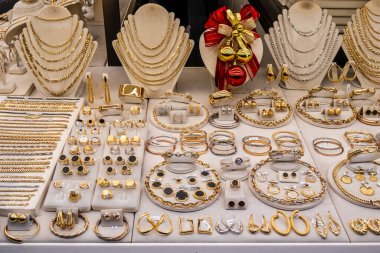 İtalya 'nın Floransa kentindeki Ponte Vecchio köprüsünde mücevher mağazaları