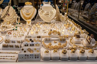 İtalya 'nın Floransa kentindeki Ponte Vecchio köprüsünde mücevher mağazaları