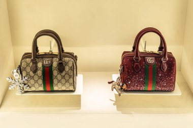Sergilenen Gucci Ophidia kadın mini çantalarının yakın görüntüsü