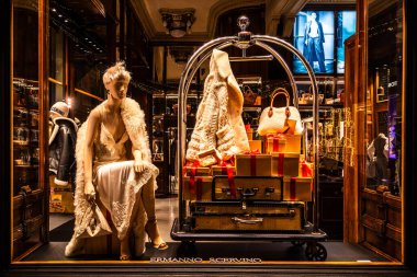 İtalyan giyim markası Ermanno Scervino 'nun Floransa, İtalya' daki vitrininde.