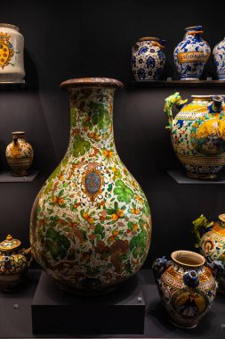 İtalya 'nın Floransa kentindeki Ulusal Bargello Müzesi' nde klasik seramik vazo