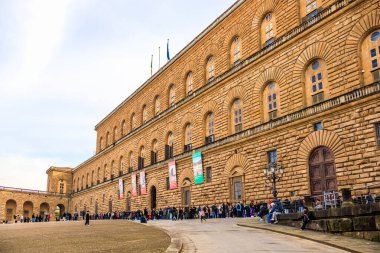 İtalya, Floransa 'daki Pitti Sarayı' na giden turist kuyruğu