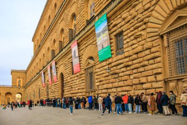 İtalya, Floransa 'daki Pitti Sarayı' na giden turist kuyruğu