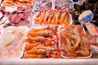 İspanya 'nın Mlaga kentindeki balık pazarında deniz ürünleri.