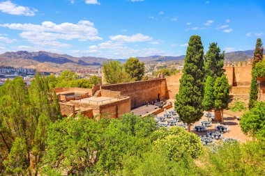 İspanya 'nın Malaga şehrinde güneşli bir günde Gibralfaro Kalesi