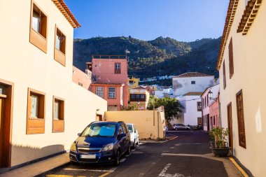 Garachico, Santa Cruz de Tenerife, İspanya 'da güneşli bir günde cadde manzarası