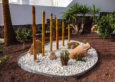 Bahçe dekorasyonu. Bambu, taş ve amforo ile.