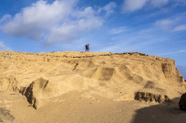 Güneşli bir günde Tajao Kayası 'na bakan Tajao Saint Michael, İspanya