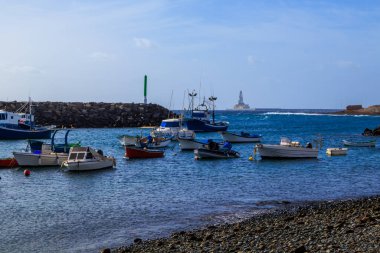 Tahta tekneler Tajao, İspanya 'daki Saint Michael' da küçük gemiler.