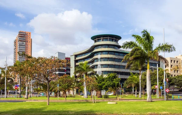 Santa Cruz de Tenerife 'nin merkezindeki modern bina, İspanya