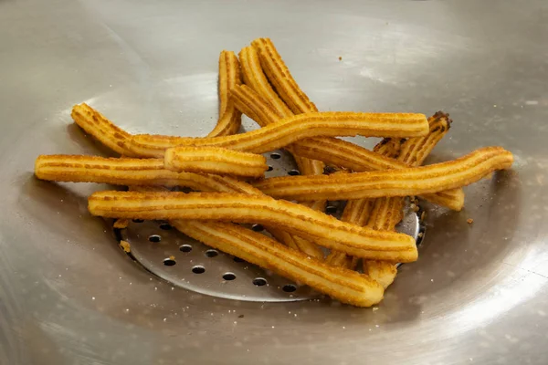 Churros - İspanya Santa Cruz de Tenerife 'de satılık İspanyol geleneksel tatlısı