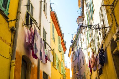 Fransa 'nın Nice şehrinde dar bir sokak.