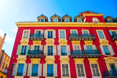 Nice, Fransa 'da şehir merkezinde klasik kırmızı bina.