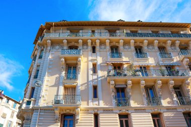 Fransa 'nın Nice şehrinde eski bir bina.