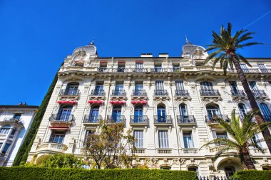 Fransa 'nın Nice şehrinde eski bir bina.
