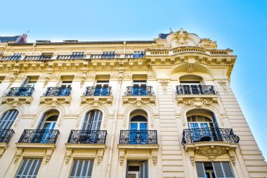 Fransa 'nın Nice şehrinde eski bir bina.