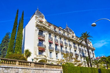 Fransa 'nın Nice şehrinde eski bir bina.