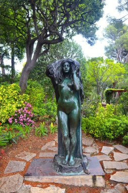 Monako 'daki Saint-Martin Bahçeleri' nde çıplak kız heykeli