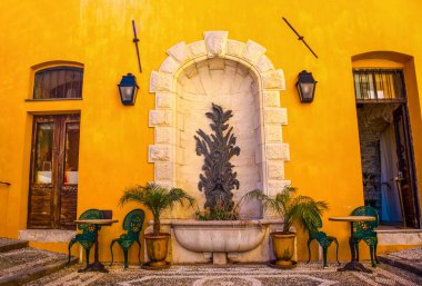 Şehir merkezindeki Menton, Fransa 'da eski bir çeşme.