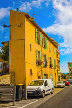 Menton, Fransa 'da şehir merkezinde sarı bir ev