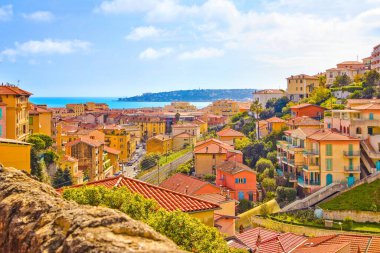 Menton, Fransa 'da şehir merkezinde renkli evleri olan Panorama