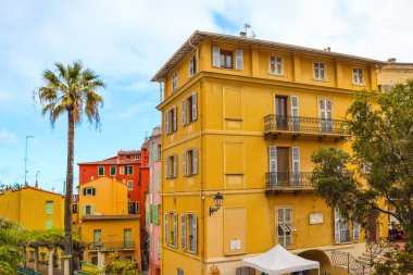 Menton, Fransa 'da şehir merkezinde renkli evler