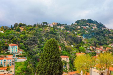Menton, Fransa 'da şehir merkezinde renkli evleri olan Panorama