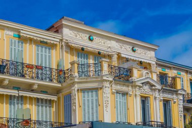 Menton, Fransa 'da şehir merkezinde sarı bir ev
