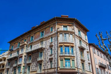 Şehir merkezinde, Menton, Fransa 'da eski bir ev.