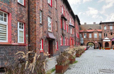 Polonya 'nın Katowice bölgesindeki Nikiszowiec tarihi madencilik bölgesinde kırmızı tuğlalı eski bina