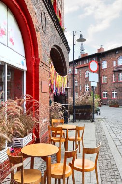 Polonya 'nın Katowice şehrindeki Nikiszowiec tarihi madencilik bölgesinde bir sokak kafesi.