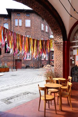 Polonya 'nın Katowice şehrindeki Nikiszowiec tarihi madencilik bölgesinde bir sokak kafesi.