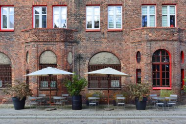 Polonya 'nın Katowice şehrindeki Nikiszowiec tarihi madencilik bölgesinde bir sokak kafesi.